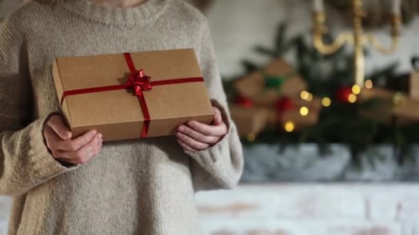 Mujer Celebrar Caja Regalo Cerca Chimenea Decorada Navidad Casa — Vídeo de stock