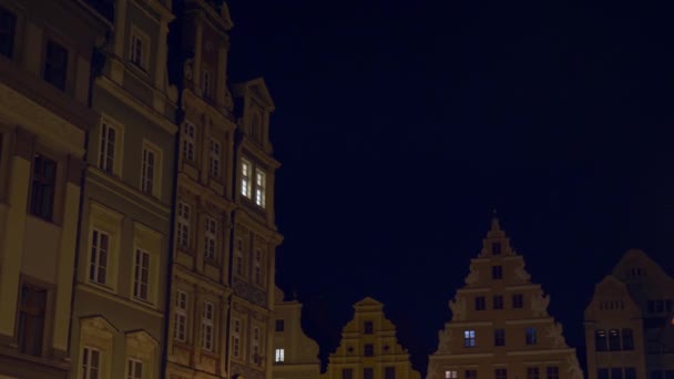 ポーランドのヴロツワフ 2020年11月13日 19世紀の建築様式の家屋が夜間中央広場に近い — ストック動画