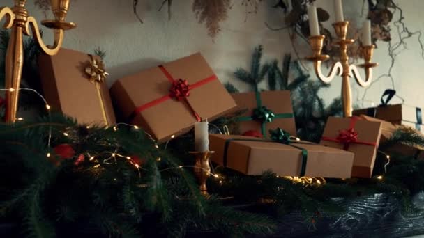 Рождественские Подарки Камин Дома — стоковое видео