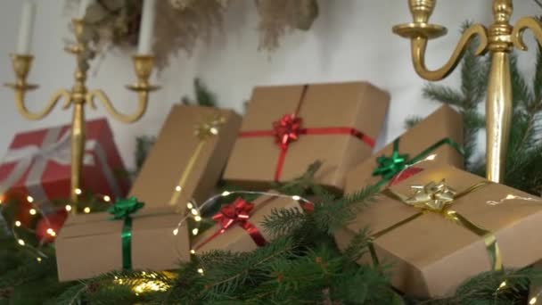 Χριστουγεννιάτικα Δώρα Στο Τζάκι Στο Σπίτι — Αρχείο Βίντεο
