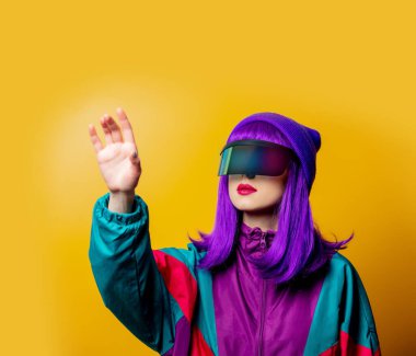 VR gözlüklü stil kadını ve sarı arka planda 80 'lerin eşofmanı. 