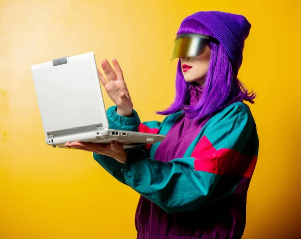 Mujer Estilo Gafas Chándal Los Años Con Portátil Sobre Fondo —  Fotos de Stock