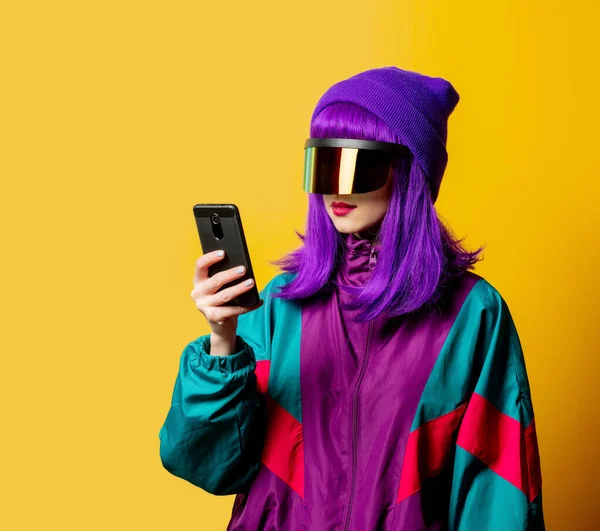 Stijl Vrouw Bril 80S Trainingspak Met Mobiele Telefoon Gele Achtergrond — Stockfoto