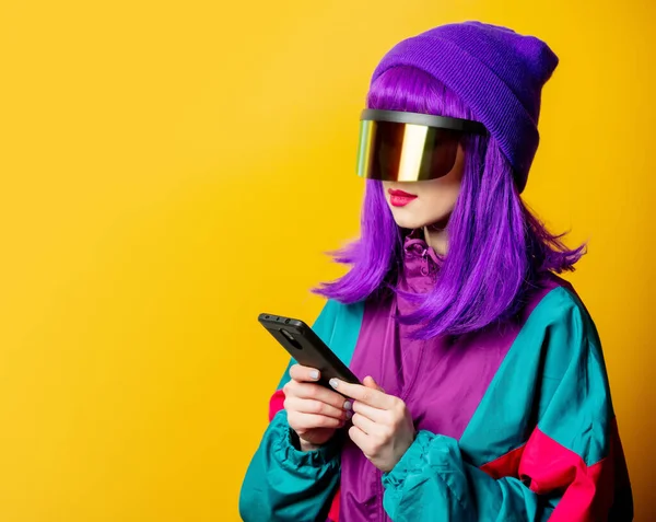 녹내장 안경을 스타일 여성과 배경의 전화를 — 스톡 사진