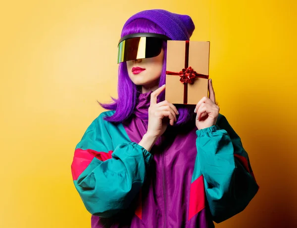 Stijl Vrouw Bril 80S Trainingspak Met Geschenkdoos Gele Achtergrond — Stockfoto