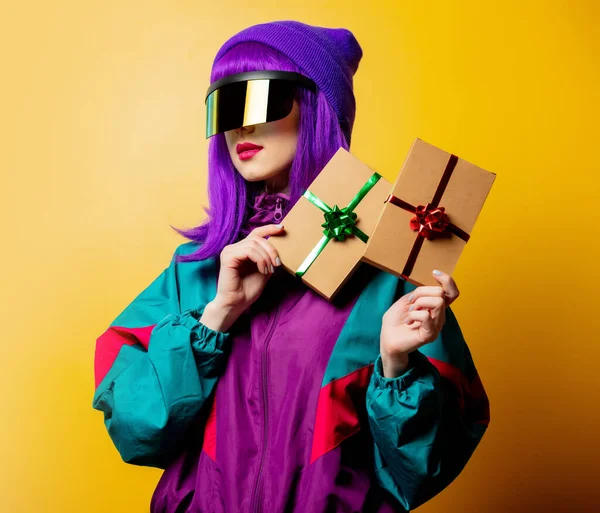 Stijl Vrouw Bril 80S Trainingspak Met Geschenkdoos Gele Achtergrond — Stockfoto