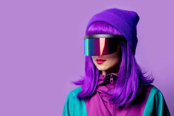 Mujer Estilo Gafas Chándal Los Años Sobre Fondo Violeta — Foto de Stock