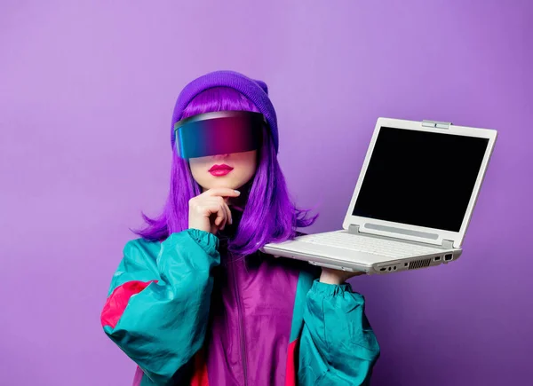 Стиль Жінки Окулярах Трек Костюм Ноутбуком Фіолетовому Фоні — стокове фото