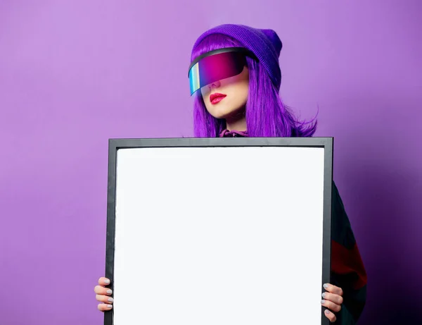 Stijl Vrouw Bril 80S Trainingspak Mockup Frame Violette Achtergrond — Stockfoto