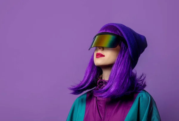 穿紫罗兰色背景的Vr眼镜和80年代运动服的时尚女人 — 图库照片