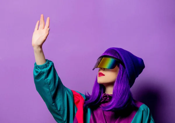 Stylistin Mit Brille Und 80Er Jahre Trainingsanzug Auf Violettem Hintergrund — Stockfoto