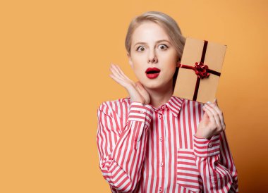 Sarı arka planda kırmızı elbiseli kız.