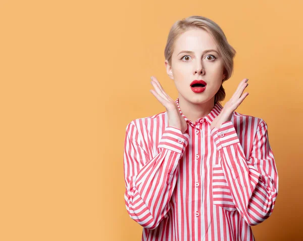 Menina Uma Camisa Com Listras Vermelhas Fundo Amarelo — Fotografia de Stock