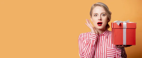 Ragazza Camicia Striscia Rossa Con Regalo Sfondo Giallo — Foto Stock