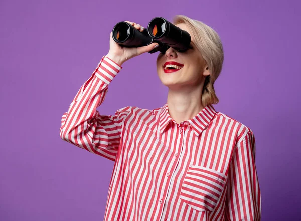 Mulher Bonita Camisa Listrada Vermelha Com Binocular Fundo Roxo — Fotografia de Stock