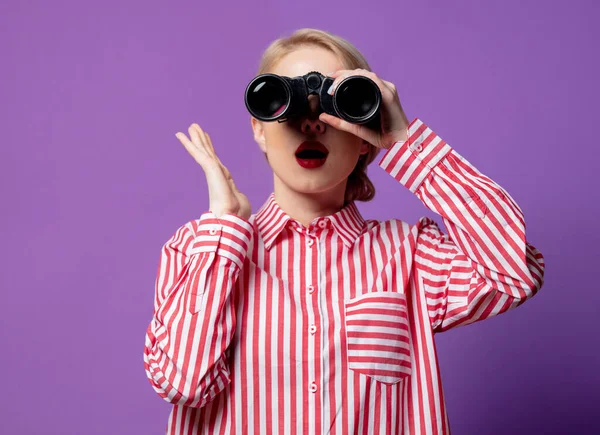 Mooie Vrouw Rood Gestreept Shirt Met Verrekijker Paarse Achtergrond — Stockfoto