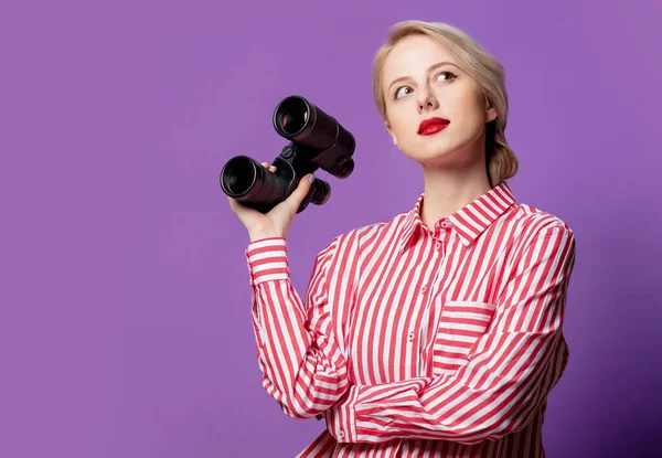 Hermosa Mujer Camisa Rayas Rojas Con Binocular Sobre Fondo Púrpura —  Fotos de Stock