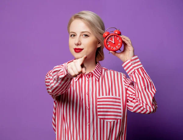 Mooie Vrouw Rood Gestreept Shirt Met Wekker Paarse Achtergrond — Stockfoto