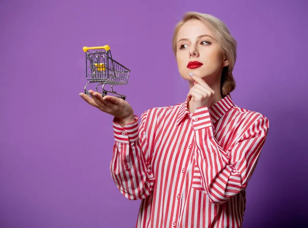 Hermosa Mujer Camisa Rayas Rojas Con Carrito Compras Sobre Fondo —  Fotos de Stock