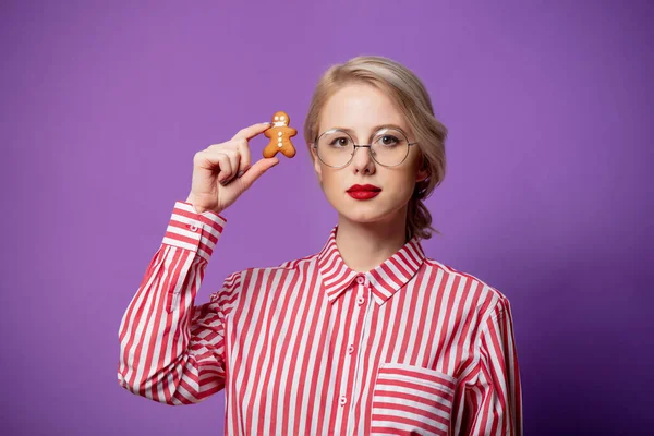 Hermosa Mujer Camisa Rayas Rojas Con Pequeño Hombre Jengibre Sobre — Foto de Stock