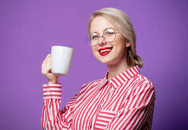 Mooie Vrouw Rood Gestreept Shirt Met Kopje Koffie Paarse Achtergrond — Stockfoto