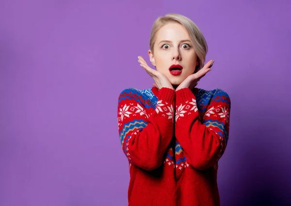 Bella Donna Maglione Natale Sfondo Viola — Foto Stock