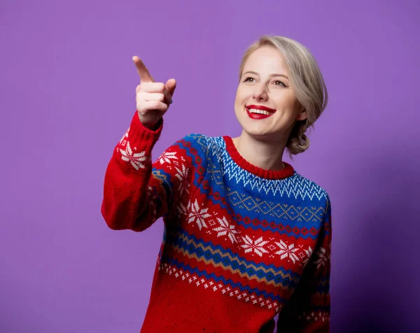 Красивая Женщина Рождественском Свитере Фиолетовом Фоне — стоковое фото