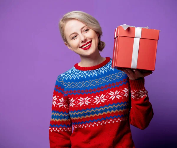 Schöne Frau Weihnachtspullover Mit Geschenkschachtel Auf Lila Hintergrund — Stockfoto