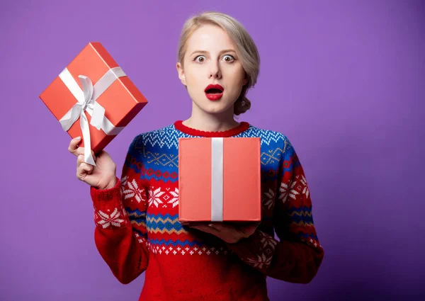 보라색 배경에 상자가 크리스마스 스웨터를 아름다운 — 스톡 사진
