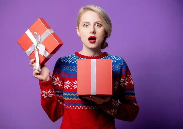 Mulher Bonita Camisola Natal Com Caixa Presente Fundo Roxo — Fotografia de Stock