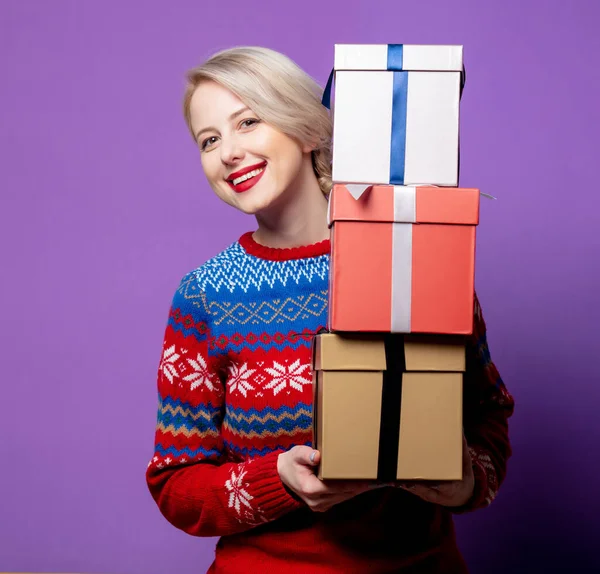 Mulher Bonita Camisola Natal Com Caixa Presente Fundo Roxo — Fotografia de Stock