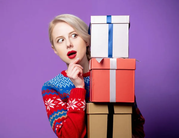 Beautiful Woman Christmas Sweater Gift Box Purple Background — Stock Photo, Image