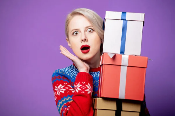 Bella Donna Maglione Natale Con Scatola Regalo Sfondo Viola — Foto Stock