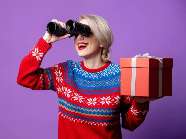 Bella Donna Maglione Natale Con Scatola Regalo Binocolo Sfondo Viola — Foto Stock