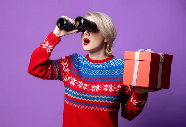 Mulher Bonita Camisola Natal Com Caixa Presente Binocular Fundo Roxo — Fotografia de Stock