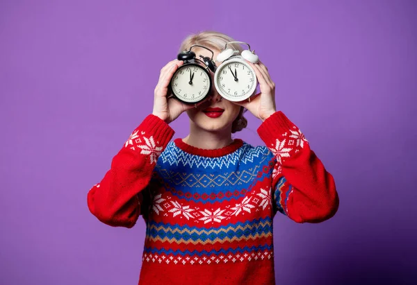 Hermosa Mujer Suéter Navidad Con Despertador Sobre Fondo Púrpura — Foto de Stock