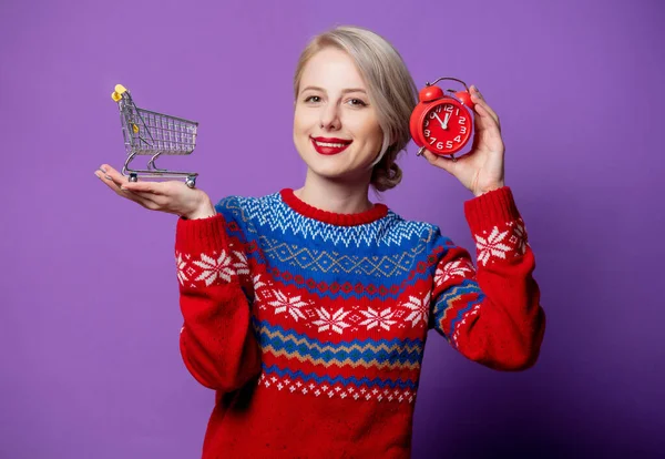 Belle Femme Pull Noël Avec Réveil Panier Sur Fond Violet — Photo