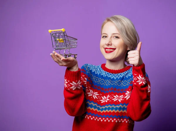 Mooie Vrouw Kersttrui Met Winkelwagentje Paarse Achtergrond — Stockfoto