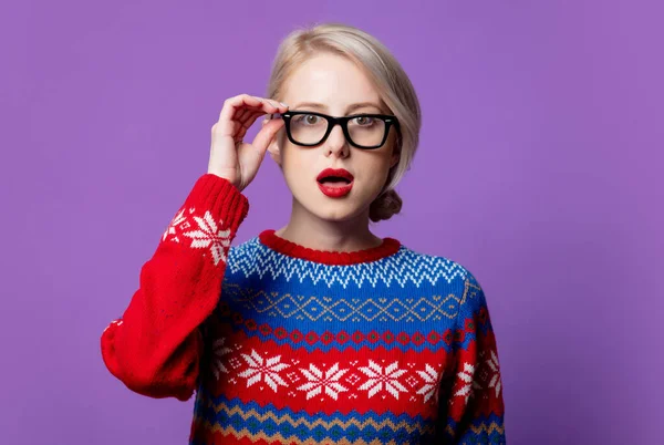 Schöne Frau Weihnachtspullover Und Brille Auf Lila Hintergrund — Stockfoto