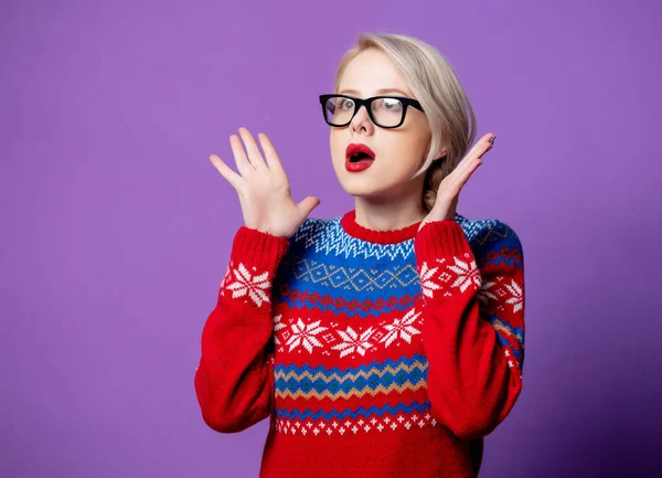 Schöne Frau Weihnachtspullover Und Brille Auf Lila Hintergrund — Stockfoto