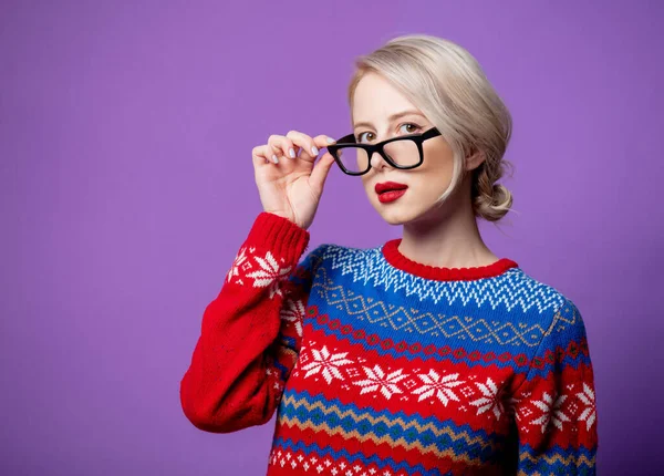 Schöne Frau Weihnachtspullover Und Brille Auf Lila Hintergrund — Stockfoto