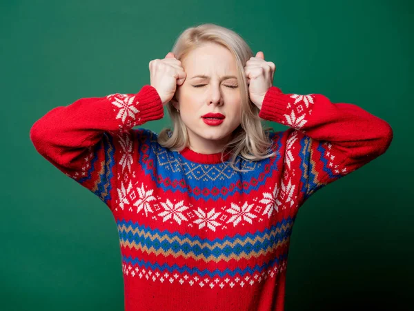 Schöne Frau Weihnachtspullover Auf Grünem Hintergrund — Stockfoto