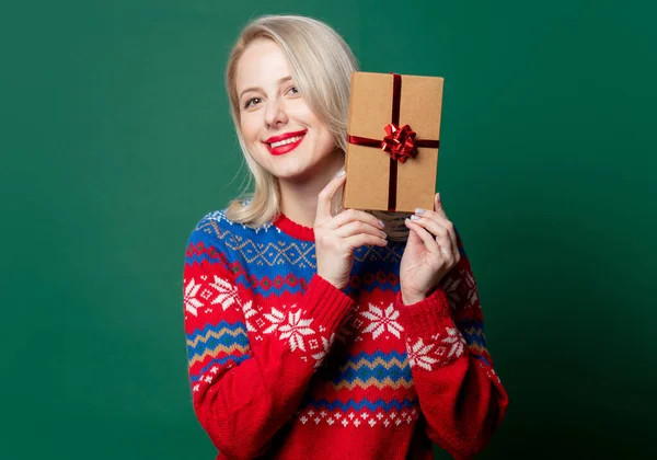 Hermosa Mujer Jersey Navidad Con Caja Regalo Sobre Fondo Verde —  Fotos de Stock