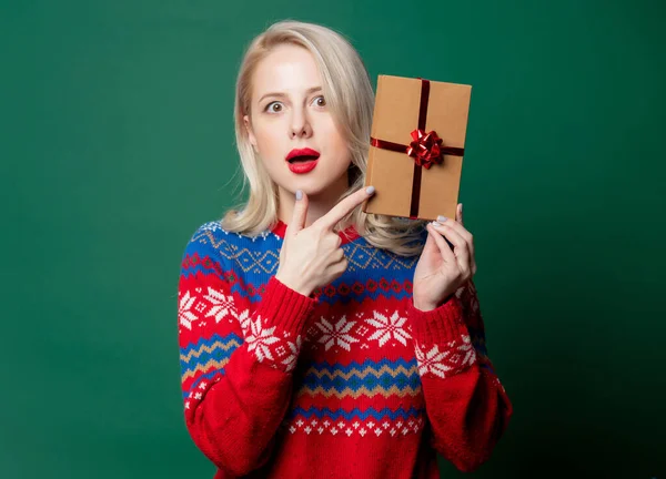 Красива Жінка Різдвяному Светрі Подарунковою Коробкою Зеленому Фоні — стокове фото