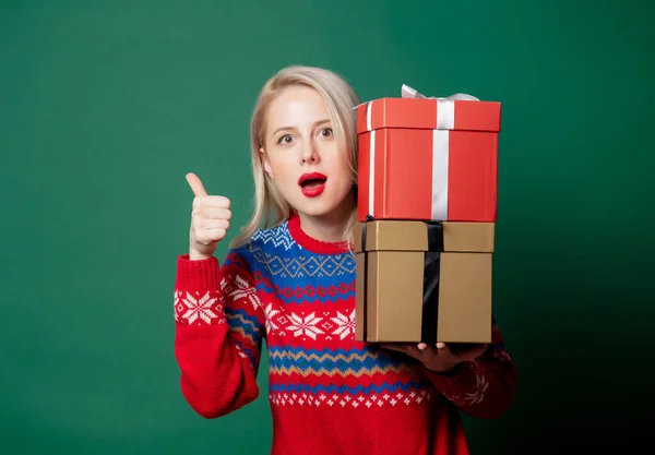 Hermosa Mujer Jersey Navidad Con Caja Regalo Sobre Fondo Verde —  Fotos de Stock