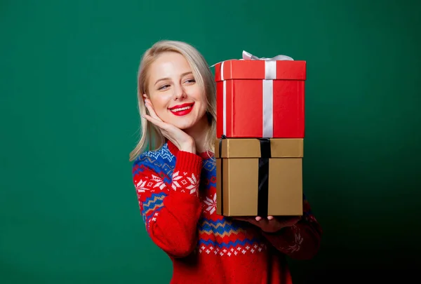 Όμορφη Γυναίκα Χριστουγεννιάτικο Πουλόβερ Κουτί Δώρου Πράσινο Φόντο — Φωτογραφία Αρχείου