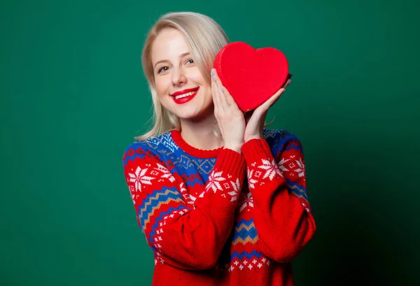 Hermosa Mujer Jersey Navidad Con Caja Regalo Forma Corazón Sobre —  Fotos de Stock