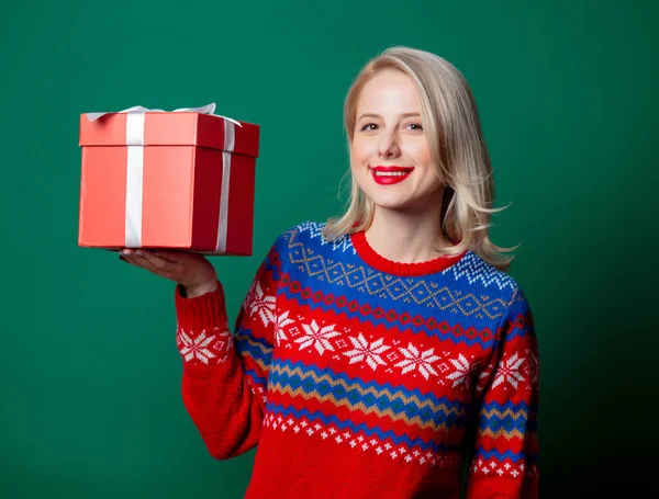 Mulher Bonita Camisola Natal Com Caixa Presente Fundo Verde — Fotografia de Stock