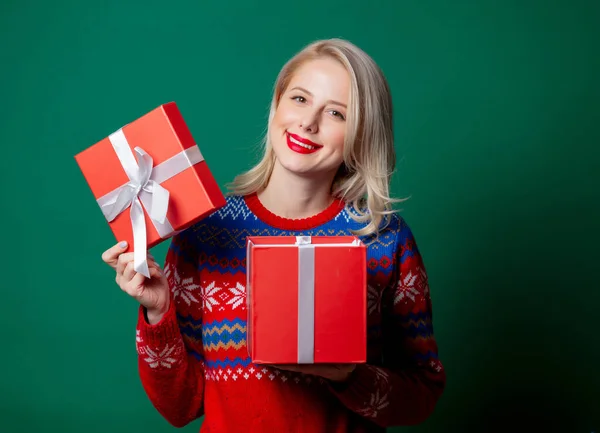 Schöne Frau Weihnachtspullover Mit Geschenkschachtel Auf Grünem Hintergrund — Stockfoto