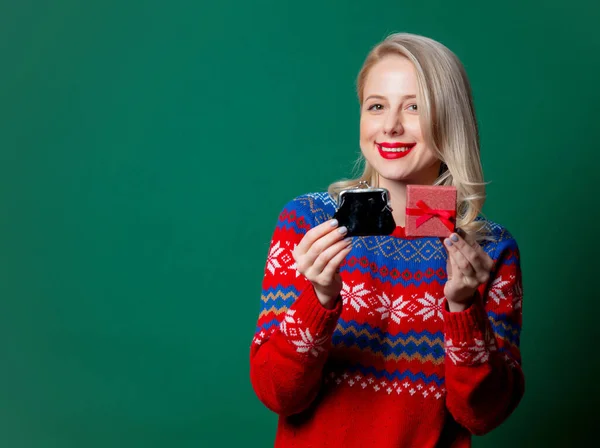 Hermosa Mujer Jersey Navidad Con Caja Regalo Bolso Sobre Fondo —  Fotos de Stock